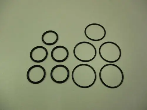 Schwarze O-Ringe in verschiedenen Größen, angeordnet in zwei Gruppen. Geeignet für Dichtungen und Anwendungen, auch für Produkte von Remeha.